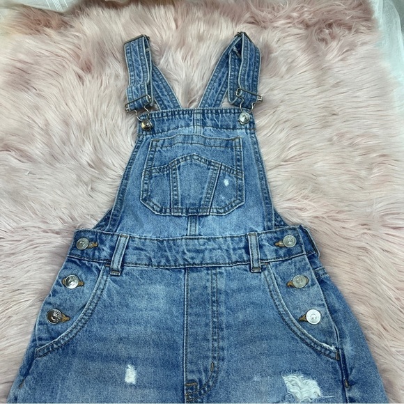 Divided size 2 jean short overalls with a distressed style - Picture 8 of 16
